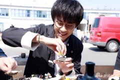 易烊千玺丹麦解救生蚝 中
